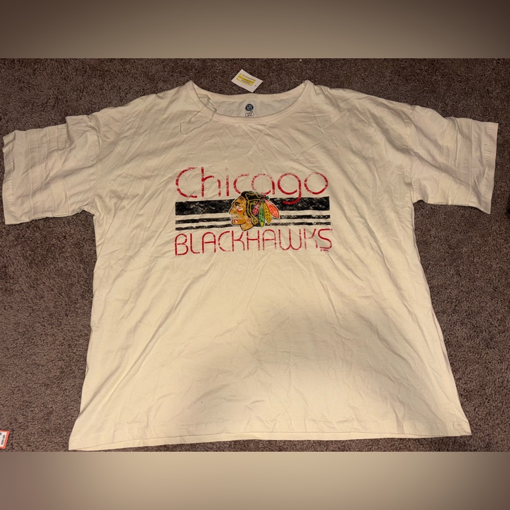 NWT!! NHL Chicago Blackhawks Cream Hockey T-Shirt